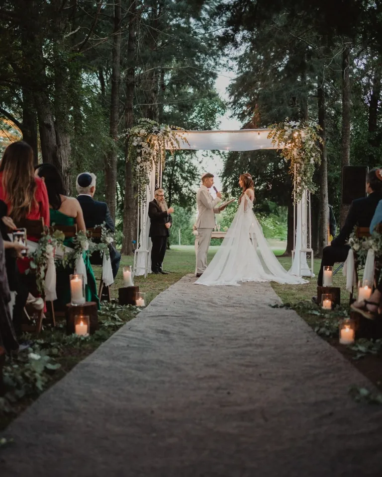 Ceremonia de casamiento entre la arboleda de Azahares de Escobar, con el camino de velas hacia el altar